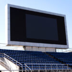 Zamontowany modołowy telewizor na stadionie