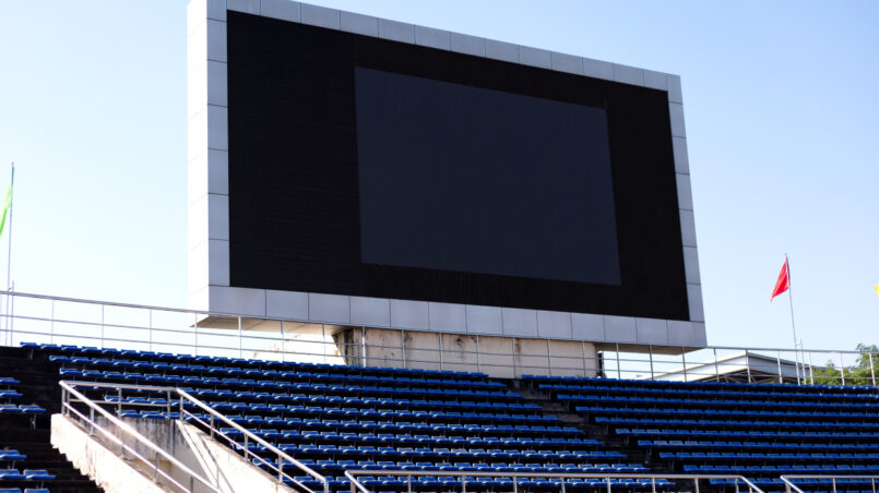 Zamontowany modołowy telewizor na stadionie