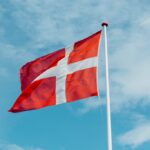 Flaga Danii powiewa na wietrze na maszcie